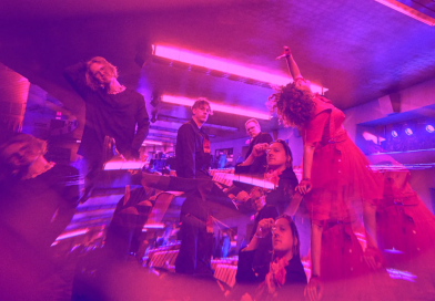 Arcade Fire busca novo velho som em “Pink Elephant”