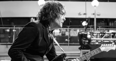 Jon Spencer segue zelando pela sujeira necessária