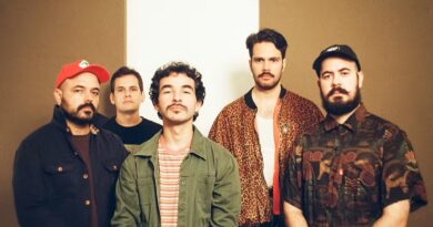 Papangu sobe de prateleira com novo álbum