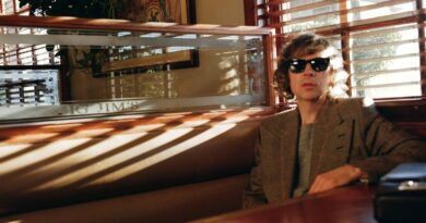 Beck evoca melancolia e esperança em “Ride Lonesome”