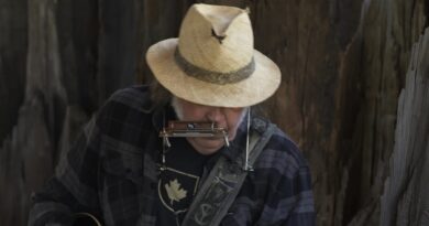 Neil Young volta reflexivo e nostálgico