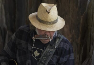 Neil Young volta reflexivo e nostálgico