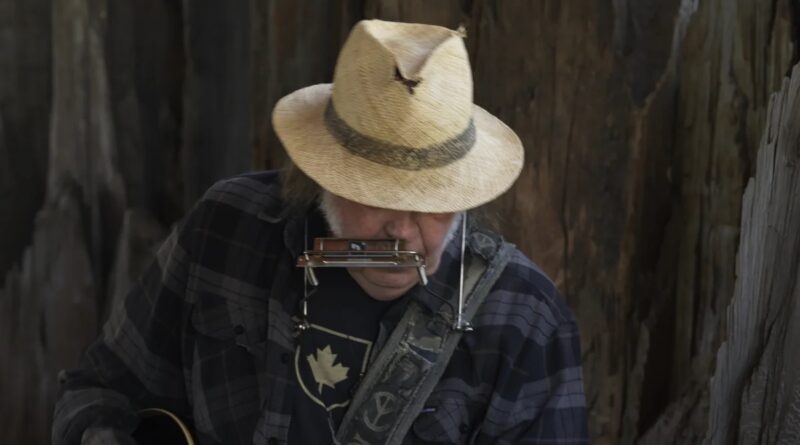 Neil Young volta reflexivo e nostálgico